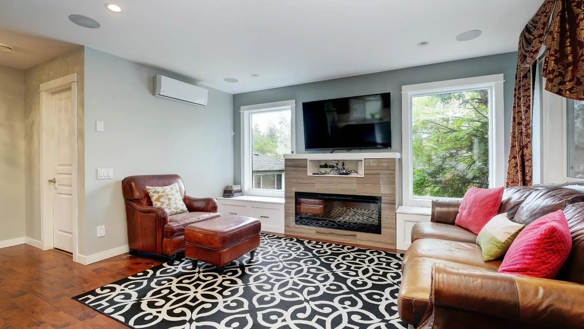 Modern Home In Victoria, Bc